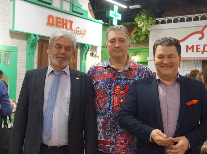 Слева Роман Романов&nbsp;— президент «Сапир». В&nbsp;центе Владимир Хотеновский&nbsp;— депутат Архгордумы, а&nbsp;справа Фёдор Гавриченко&nbsp;— гендиректор ООО&nbsp;«Сказочный лес».