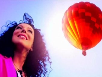 Кадр из клипа Ёлки «на большом воздушном шаре»