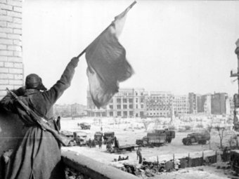 Фото https://commons.wikimedia.org/wiki/File:Bundesarchiv_Bild_183-W0506-316,_Russland,_Kampf_um_Stalingrad,_Siegesflagge.jpg.
