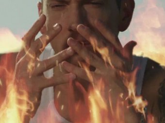 Стоп-кадр из клипа Love The Way You Lie — Eminem, Rihanna